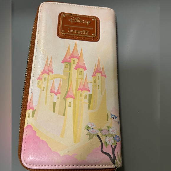 Disney Loungefly Snow White Castle Zipper Wallet Good condition ! make an offer - Picture 4 of 5